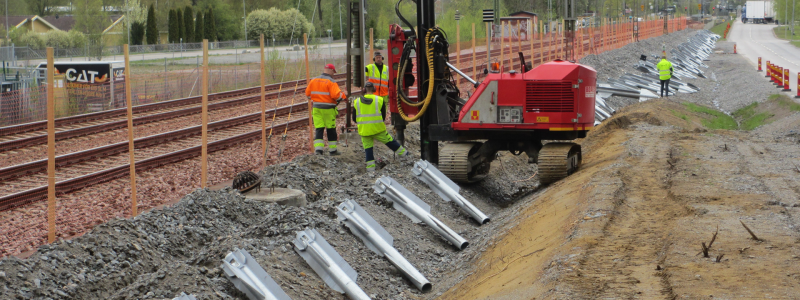 Företaget Terra Wing AB, tillverkar och utvecklar olika typer av fundament för grundläggning av bullerskärmar vid järnväg och väg. Foto: Terra Wing AB