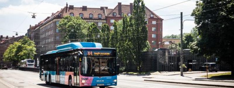 En av linjerna som påverkas av bygget är X4, som får ny körväg och indragna hållplatser. Foto: Eddie Löthman