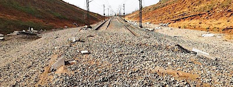 Järnvägsbolagen ADIF och Renfe rapporterar att totalt 80 kilometer av lokaltågslinjerna Cercanías C1, C2 och C3 är helt ur funktion och kommer att ta lång tid att reparera. Foto: ADIF
