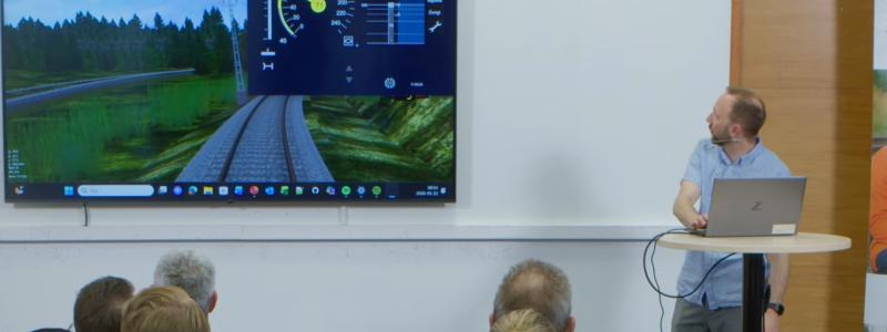 Mattias Eriksson från Nässjöakademin guidade deltagarna genom systemet med hjälp av en tågsimulator. Deltagarna fick följa en simulerad körning längs Ådalsbanan mellan Sprängviken och Dyrnäs, där systemet redan är i drift. Bild: Nordic Infracenter