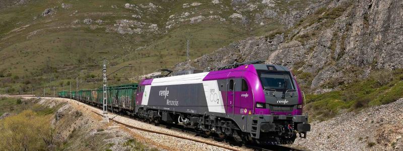 Lokomotiven i Euro6000-serien är konstruerade för att hantera tung godstrafik med upp till 1 800 bruttoton, även i branta lutningar på 18 ‰. Tack vare universella boggier kan de enkelt byta spårvidd, vilket gör dem mycket flexibla för olika järnvägsnät. Foto: Wikipedia Commons, kredit: Danielwipf