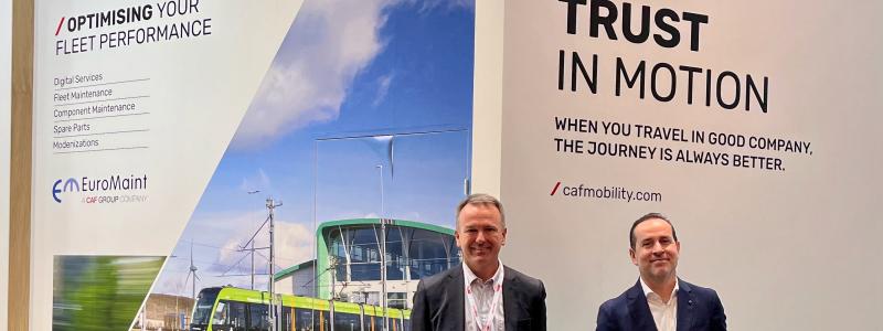 CAF:s områdeschef för Norden, Iker Etxetxikia (till vänster), och Antonio Daban, kommersiell direktör på Euromaint, medverkade på järnvägsmässan Train & Rail. Foto: Annika Järnståhl