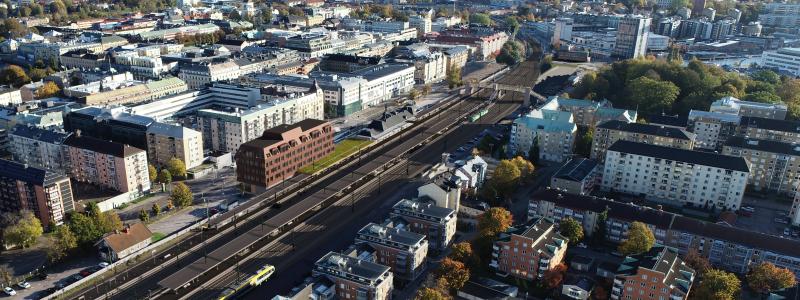 En visualisering från 2023 visar hur stationsområdet väntas se ut när Karlstads resecentrum står klart. Foto: Sweco