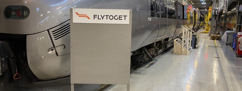 Arbetet omfattar samtliga 15 tågsätt och kommer att pågå i över ett år. Bland annat ska luftrören i golven bytas ut och tätningar i underredena förnyas, vilket förbättrar skyddet för tågens komponenter. Foto: Flytoget
