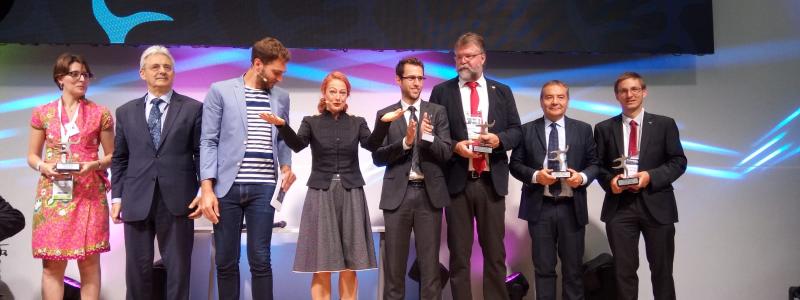 Besök EuMo 2024:s. officiella webbplats för att rösta på din favorit och vara med och uppmärksamma nästa stjärna inom kollektivtrafiken. Här: https://www.eumo-expo.com/en/internet-users-award/