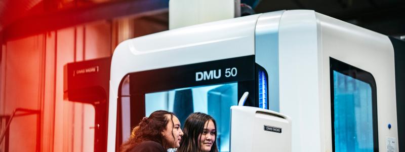 Framtida CNC-operatörer som kör en CNC-maskin. Foto: Maja Brand