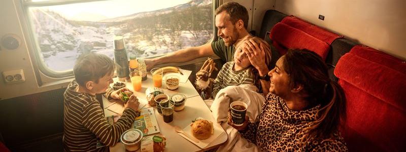 Frukost liggvagn med utsikt Abisko - Foto Fond Fond