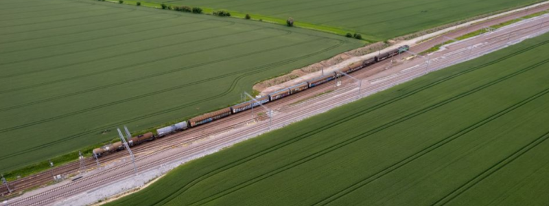 I Flackarp ska växlarna rivas och de tillfälliga spåren fogas ihop med de nya spåren utan växlar. De nya spåren är de med ljus makadam, de ska kopplas ihop med de tillfälliga spåren som har lite mörkare makadam. Foto: NCC-OHLA/Trafikverket