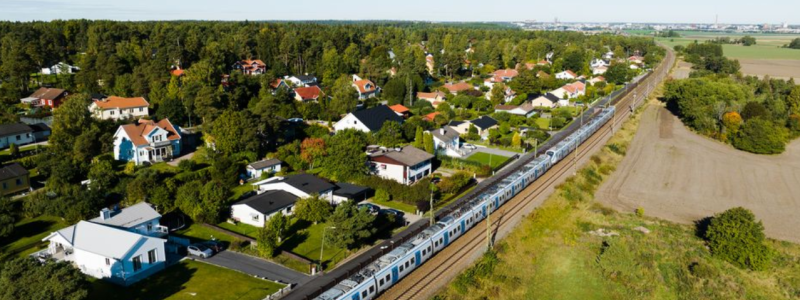 Spårutbyggnaden, från två till fyra spår, innebär att pendeltågstrafik och fjärrtrafik kan hanteras åtskilt och möjliggör en ökad turtäthet för regionaltåg, fjärrtåg och godståg. Foto: WSP