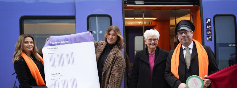 Sara Vestering Kommunstyrelsens ordf. Burlöv, Maria Nyman Trafikdirektör, Skånetrafiken, Carina Zachau ordf. i kollektivtrafiknämnden och Fredrik Löfqvist Kommundirektör i Burlöv med den nya tidtabellen. Foto: Skånetrafiken