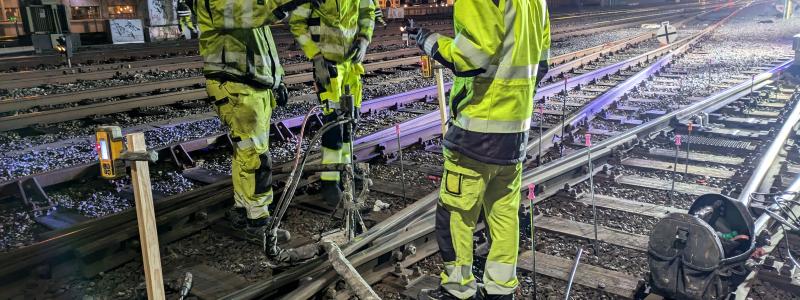 Geobears medarbetare injekterar marken under den järnvägsväxel vid Göteborgs Central som utsatts för sättningar på grund av dåliga markförhållanden och stor belastning från tät tågtrafik.