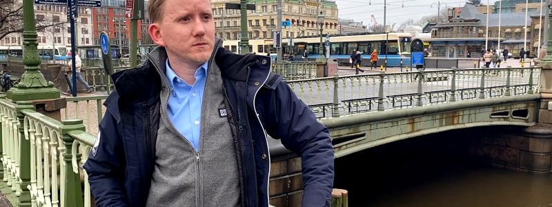 Spårvagnsföraren Petter Jonsson är nöjd med den nya uniformen. Foto: Göteborgs Spårvägar