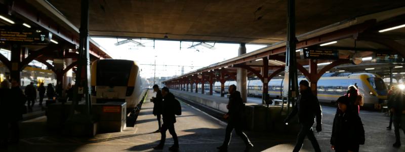 Tåg på Göteborgs centralstation. Tågtrafiken mellan Göteborg och Alingsås stängs i åtta veckor i sommar när Västra stambanan rustas upp. Foto: Carl Malmer/Unsplash.