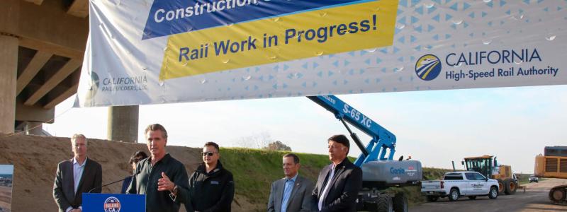 Guvernör Gavin Newsom anslöt sig till VD:n för California High-Speed Rail Authority, Ian Choudri, lokala ledare och arbetare strax utanför Bakersfield nyligen för att inviga den nya järnvägsdepån – det första steget för att lägga spår. Guvernör Newsom, Choudri och lokala ledare markerade starten med en symbolisk spik och firade samtidigt det omfattande slutförandet av Byggpaket 4 (CP 4) – den sydligaste delen av den initiala driftslinjen för höghastighetståget. Foto: California High-Speed Rail Authority