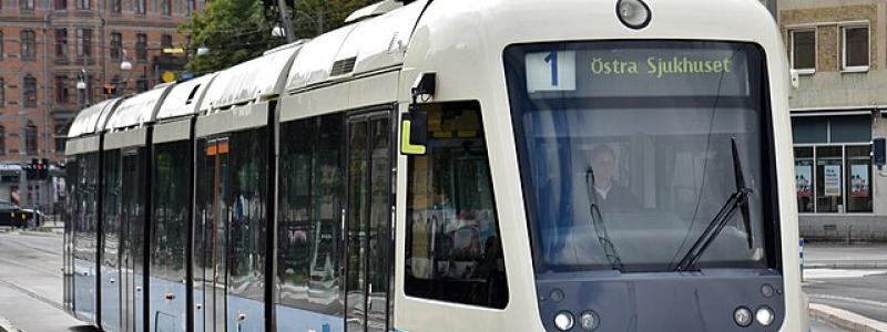 Spårvagn M32 426 trafikerar linje 1 på Järntorgsgatan, Göteborg. Foto: Wikimedia Commons