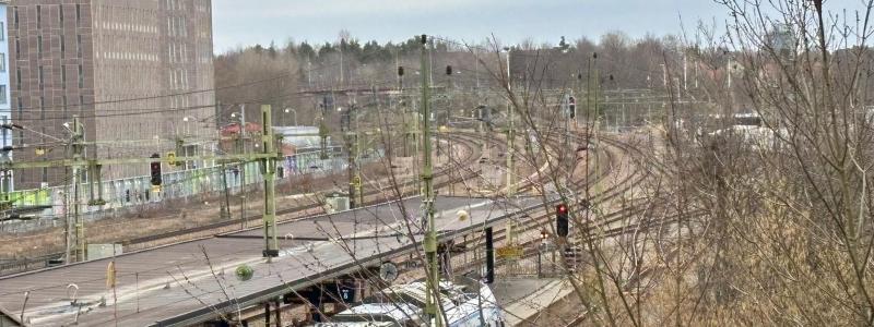 Älvsjö pendeltågsstation mot norr. En ny tunnelbanelinje ska byggas mellan Fridhemsplan och Älvsjö. Foto: Stina Wickenberg