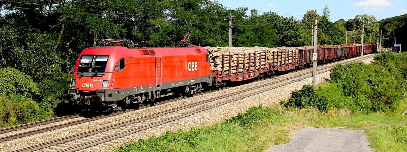 Österrikiskt godståg på väg. Det är tydligt att medan den globala godsvagnsmarknaden visar en positiv tillväxt, står Europa inför betydande utmaningar som kräver strategiska åtgärder för att säkerställa framtida konkurrenskraft och hållbar utveckling inom branschen. Foto: Wikipedia Common, Kredit: ÖBB399,