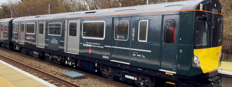 Laddningen sker via infällbara strömavtagare som matas från batteribanker vid sidan av spåret. Foto: GWR