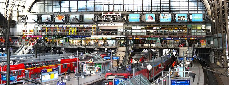 Hamburgs centralstation. Med hjälp av den senaste generationens signalteknik, ESTW L90, som bygger på en modern hårdvaruplattform, ska Hitachi Rail bidra till att göra trafiken mer robust och effektiv. Foto: GNU General Public License