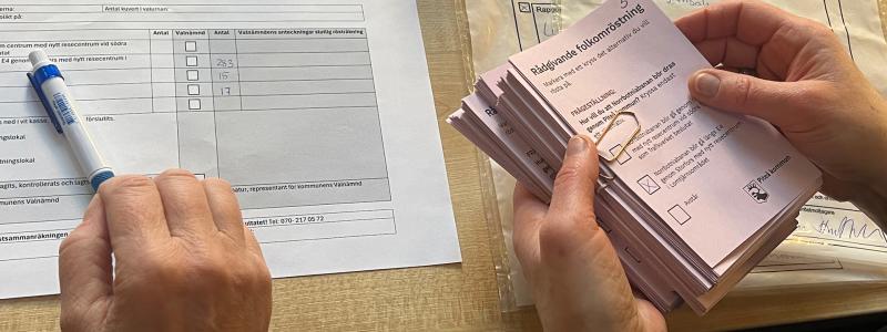 Slutgiltig rösträkning i folkomröstningen. Foto: Piteå kommun