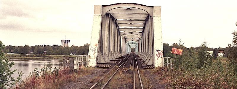 Haparanda–Torneå järnvägsbro över Torne älv, sett från Finland mot Sverige. Bron har två spårvidder (1524 mm och 1435 mm). Foto: Wikipedia Common, Kredit: Methem