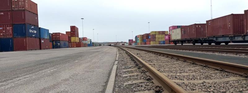 Containrar som lastas på tåg vid inlandsterminalen i Helsingborg når Nordens största containerhamn inom cirka 5 timmar. Foto: APM Terminals