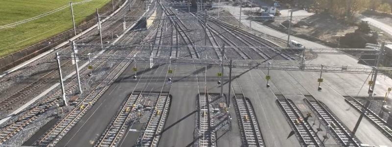 Vid uppställningsanläggningen i Hove har det nya systemet installerats och ansvarar för digital styrning av växlar, signaler och plankorsningar. Foto: Hitachi