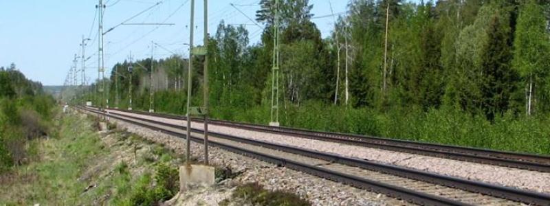 För att fler person- och godståg ska kunna trafikera sträckan ska två nya förbigångsspår utanför Högsjö byggas. Foto: Trafikverket