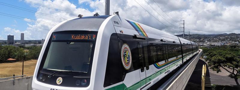 Honolulus automatiska Skyline-metro når nu flygplatsen och omfattar 26,2 kilometer. Byggd av Hitachi Rail. Foto: Wikipedia Commons Lic. Kredit: Eli Fessler