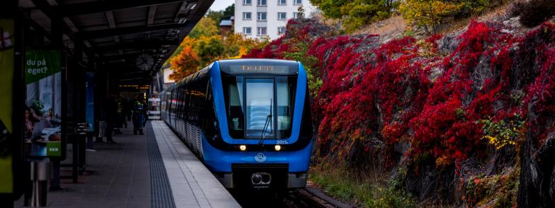 Större elsparkcyklar har sedan länge varit förbjudna att ta med sig ner i tunnelbanan, men nu utökar SL förbudet. Foto: Gustav Kaiser/Region Stockholm