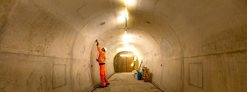 Själva tvärtunnlarna har byggts med så kallad sprutbetongteknik, där marken successivt grävs ut mellan tunnelrören och stabiliseras med betong. Avståndet mellan rören varierar mellan 6 och 20 meter. Foto: HS2 - projekt