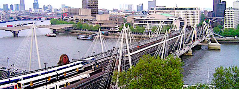 Hungerford Bridge har genomgått flera reparationer och förbättringar genom åren. Foto: Wikipedia Common.  Kredit. Duffman