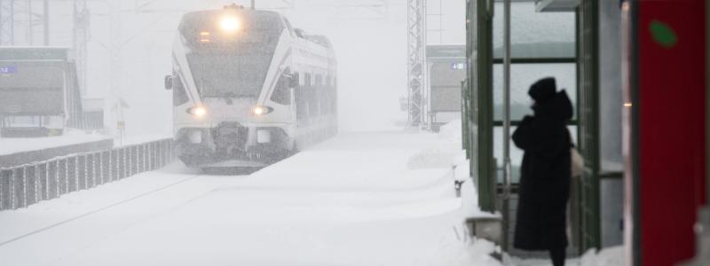 Tåg anländer till Huopalahti station i Finland. Foto: Väylävirasto