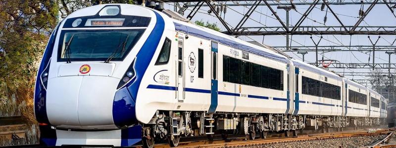 Indiska snabbtåget Vande Bharat Express anländer till Mumbai. Foto: Wikipedia Commons Lic, kredit: Harshul12345