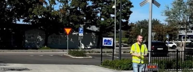 Fler kryssmärken längs järnvägen ska öka säkerheten kring industrispår 80 i området Godisfabriken på Brynäs i Gävleborg. Foto: Trafikverket