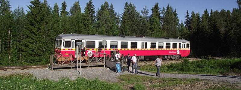 Lunchuppehåll i Åsarna Södra med inlandsbanans tåg mot Gällivare. Foto: Wikimedia Common