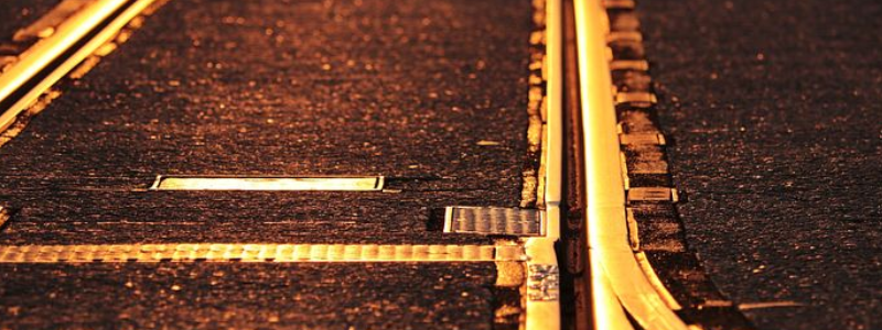 Regeringen tar 750 miljoner för järnvägsunderhåll och lägger på vägunderhåll. Arkivbild