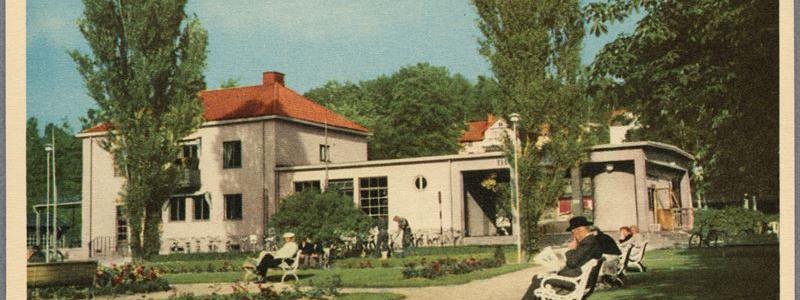 Lindesbergs station under 1940-talet. Bilden illustrerar hur många järnvägsstationer såg ut före nedmonteringen av trädgårdsanläggningarna som inleddes på 1950-talet. Foto: Göteborgs universitet