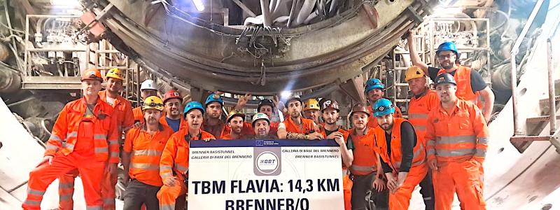 Vi firar en milstolpe – tunnelborrmaskinen Flavia och dess team har nått den österrikiska gränsen.
Bild: © BBT