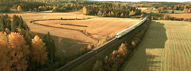 VR-tåg på väg. Målet är också att öka återvinningen av avfall från passagerare genom att undersöka sortering och återvinningsmöjligheter både ombord på tågen och vid depåerna. Foto: VR