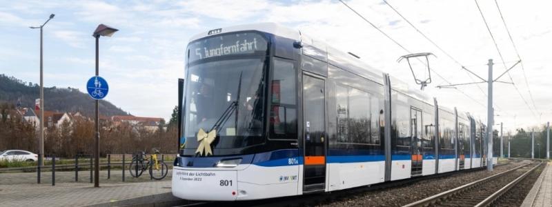Staden Jena i Tyskland tar just nu emot totalt 33 Tramlink-vagnar – här ses den sjudelade versionen under sin premiärtur i december 2023. Foto: Jenaer Nahverkehr