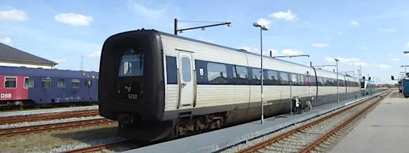 För många invånare i Västra Jylland är den direkta tågförbindelsen till Köpenhamn ett viktigt transportalternativ, särskilt för arbetspendling och affärsresor. Försvinner möjligheten att resa utan byten riskerar regionen att drabbas av sämre tillgänglighet och längre restider. Foto: Leif Jørgensen / Wikimedia Commons.