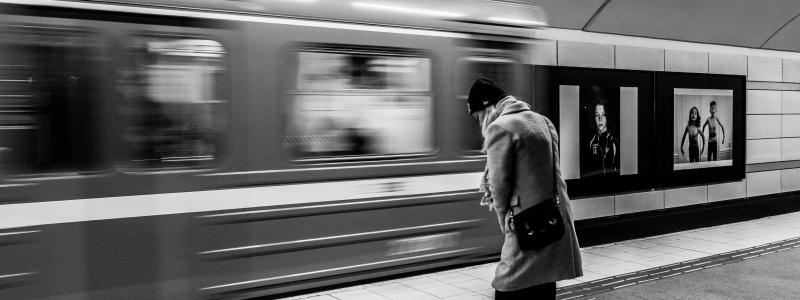 Regeringen har tagit emot två utredningar för stärkt skydd i järnvägs- och kollektivtrafiken: ett lagförslag och ett nationellt program. Foto: nikola johnny mirkovic / unsplash