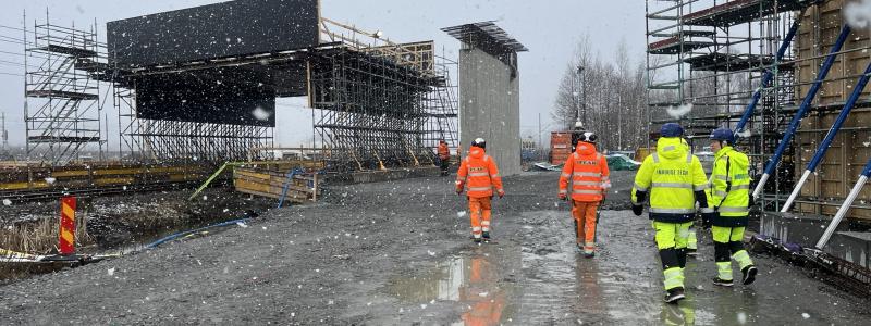 Utöver bron konstruerades även en tillfällig bottenplatta som bär en portal som går över spårvägen för att möjliggöra förberedelserna för gjutarbetet samtidigt som spårtrafiken är i gång. Foto: Inhouse Tech