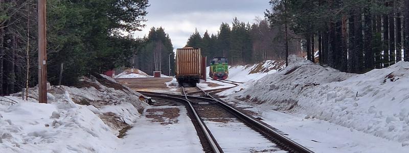 Järnvägsterminalen i Malungsfors i Dalarna sett från Råbergsvägen. Foto: Leojth/Wikimedia Commons/https://commons.wikimedia.org/wiki/File:J%C3%A4rnv%C3%A4gsterminalen_i_Malungsfors_20240330.jpg