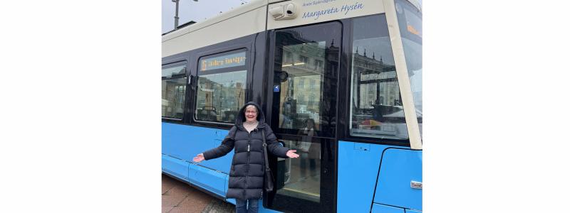 Den prisade Maggan tillsammans med spårvagnen Maggan. Göteborgs Spårvägar