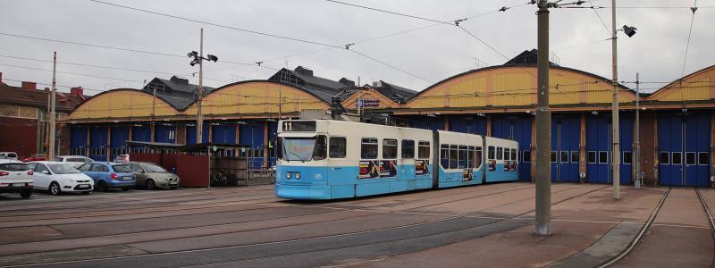Spårvagn M31 335 utanför Vagnhallen Majorna. Foto: Andrzej Otrębski/Wikimedia Commons/https://commons.wikimedia.org/wiki/File:Goteborg_zajezdnia_Majorna_2.jpg