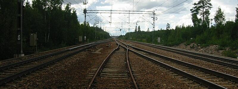 Mälarbanans järnväg öster om Kolbäck 2011. Foto: Wikimedia Commons
