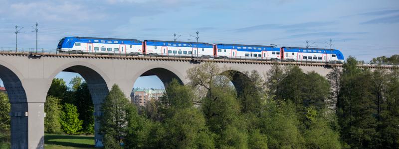 13 nya dubbeldäckare som ska trafikera Mälartågs linjer har beställts och levereras om tre år, 2028. Foto: Mälardalstrafik