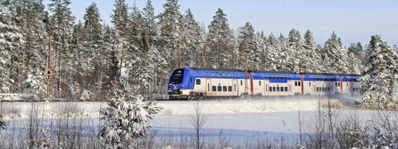 Övervåningarna på dubbeldäckarna spärrades av den 1 december. Orsaken var ett tekniskt fel som påverkade ett av Mälartågs fordon genom mindre skador på taket – där det blivit ett strömöverslag mellan kontaktledningen och tågets yttertak. Foto: Matthias Pfeil